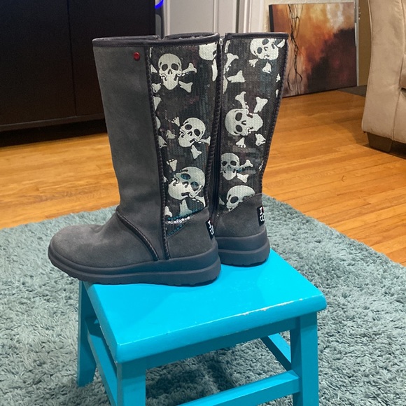 I heart UGG Grey skull and kisses midcalf boots - Picture 2 of 7